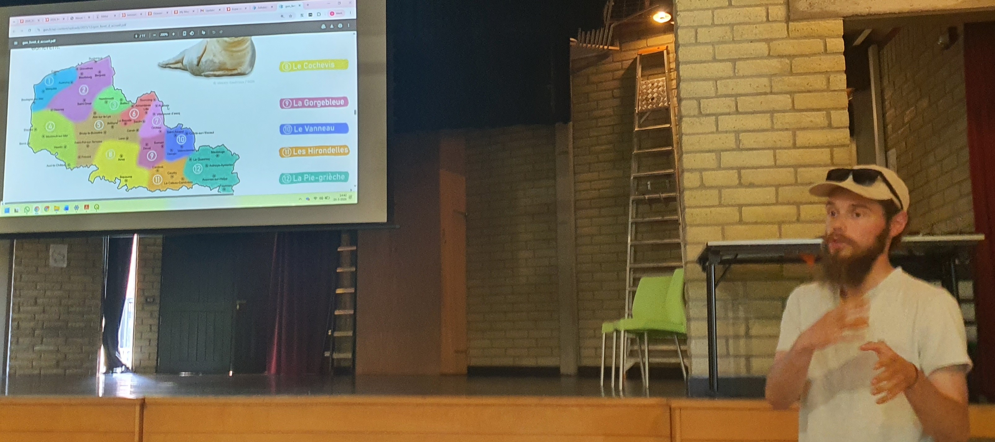 Lucas Bouin met info over de inventarisatie kiekendieven in N-Frankrijk (Foto: D. Moeyaert, vzw Veldwerk)