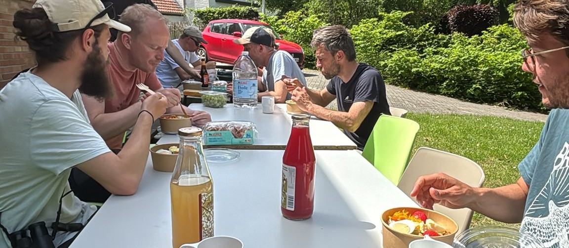 Uitwisseling van ervaring tijdens de middagpauze in Westouter (Foto: Bart Goudeseune, vrijwilliger).