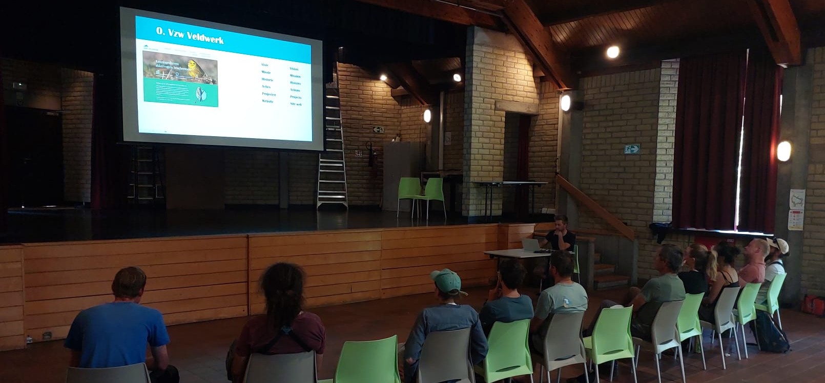 Lucas Bouin met info over de inventarisatie kiekendieven in N-Frankrijk (Foto: D. Moeyaert, vzw Veldwerk)