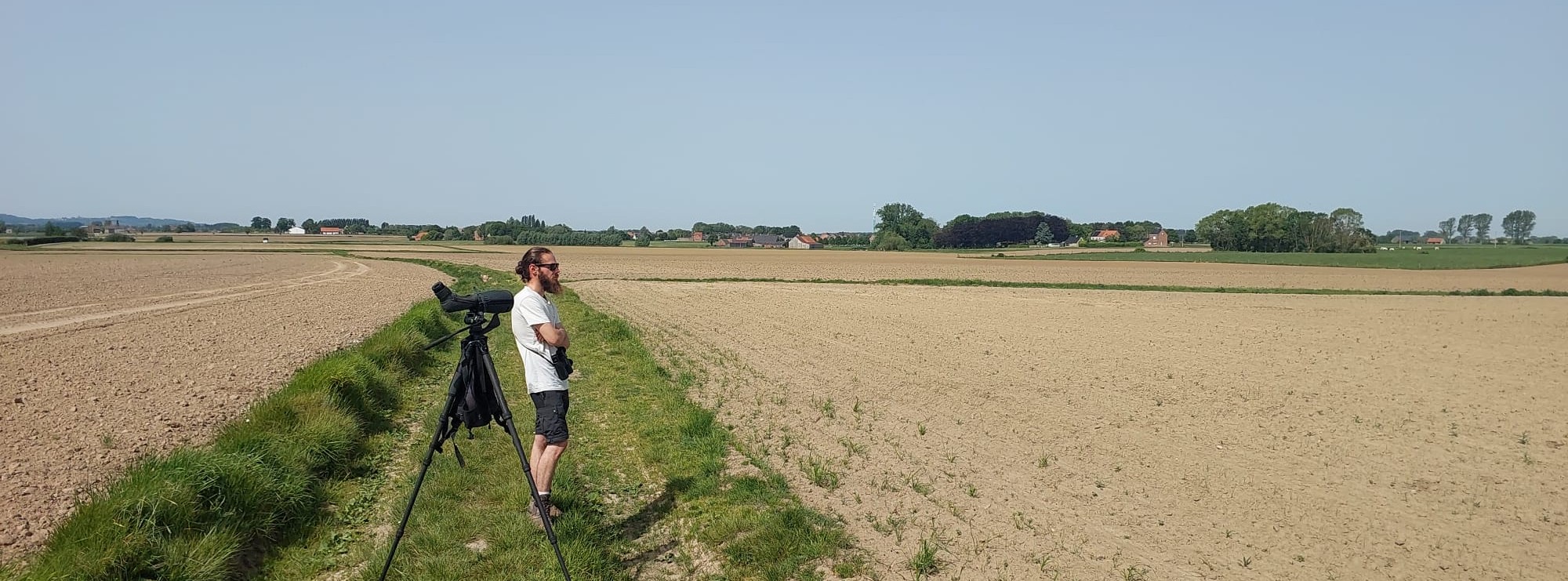Op zoek naar akkervogels in N-Frankrijk met een Franco-Belgische zoekteam. (Johannes Jansen, INBO)